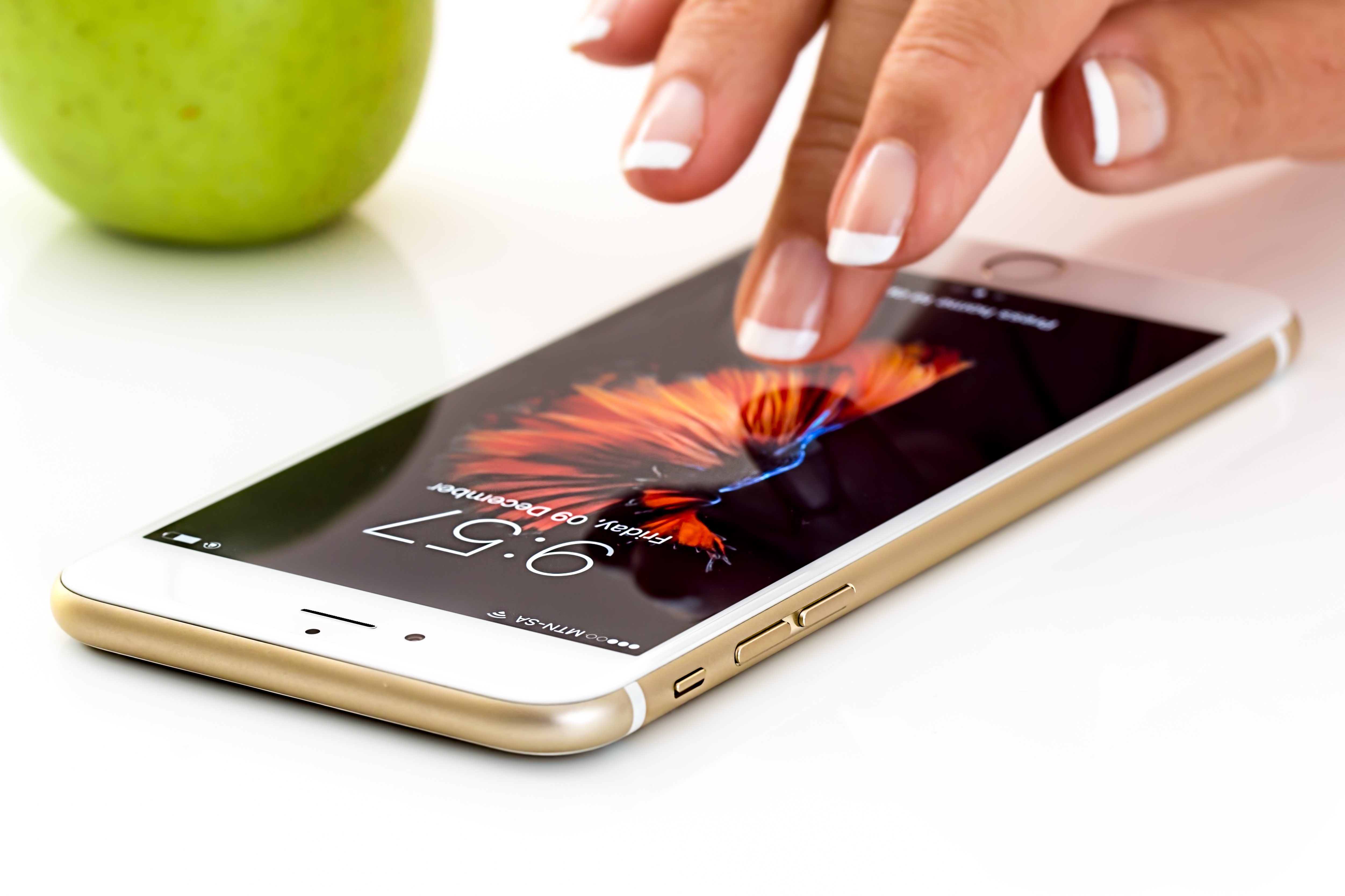 Dłoń trzymająca smartfon — gospodarka cyfrowa i wielkie platformy technologiczne